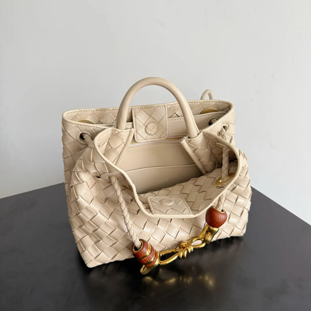 The new Andiamo batch of 3060 BV is shipped‼ ️The classic intercciato weaving process is used to create a soft bag, the metal knot is made of micro-cast aluminum using jewelry technology🪢, and the decorative beads are made of metal and hand-polished oak, allowing you to jump repeatedly between elegance and fun💃, making it unpredictable. Classic and versatile, it shows off your temperament, and the bag has a large capacity, making it very convenient for daily commuting! It has a variety of carrying methods, the shoulder straps can be adjusted by yourself, the original lambskin feels soft and delicate, and the unisex style breaks gender boundaries and brings a more practical and long-lasting use experience. The Andiamo, which has both elegant and casual styles, perfectly interprets the "fashionable old money style". Style number: 743568+wood hardware Color: light brown Size: 25*22*10.5cm